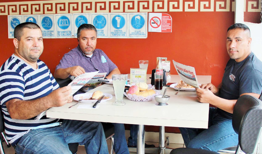 Grupo de personas desayunando.