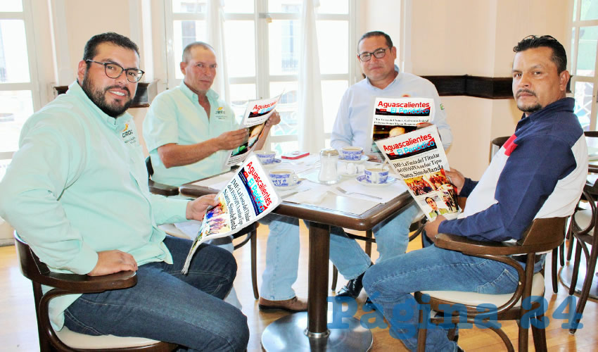 Grupo de personas desayunando.