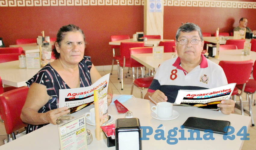 Grupo de personas desayunando.