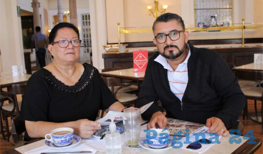 Grupo de personas desayunando.