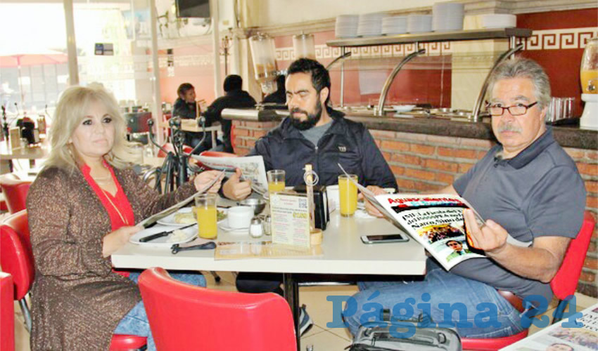 Grupo de personas desayunando.