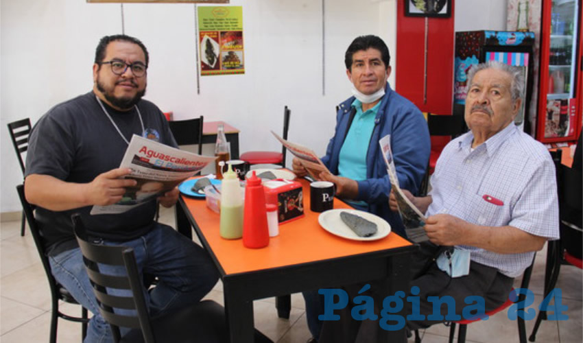 Grupo de personas desayunando.
