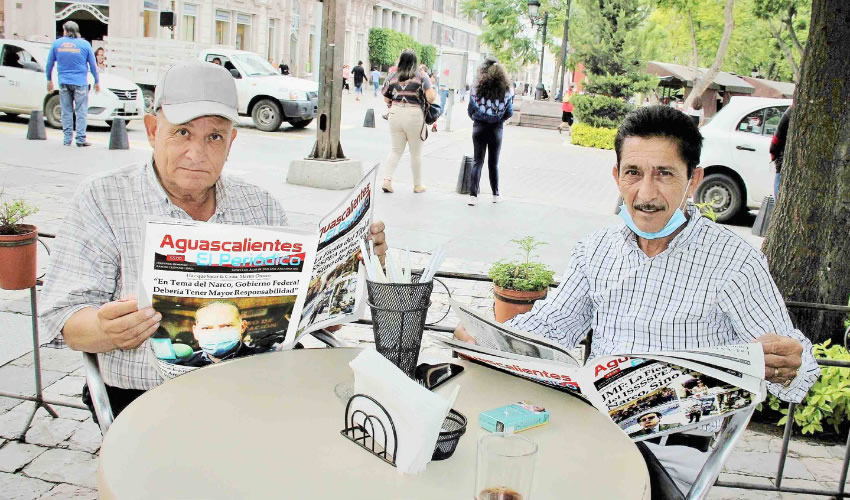 Grupo de personas desayunando.