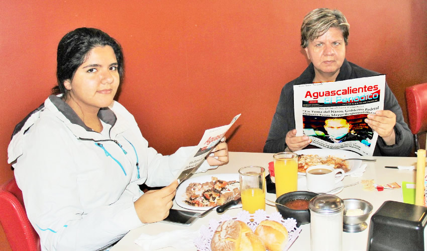 Grupo de personas desayunando.
