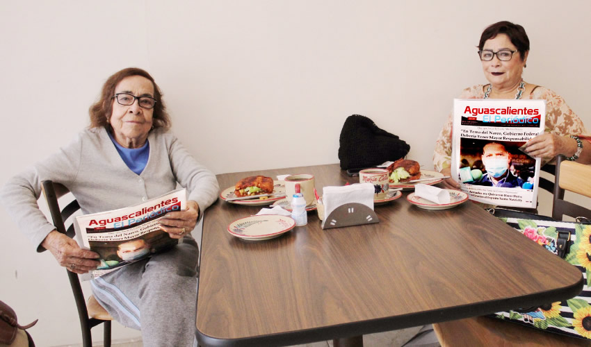 Grupo de personas desayunando.