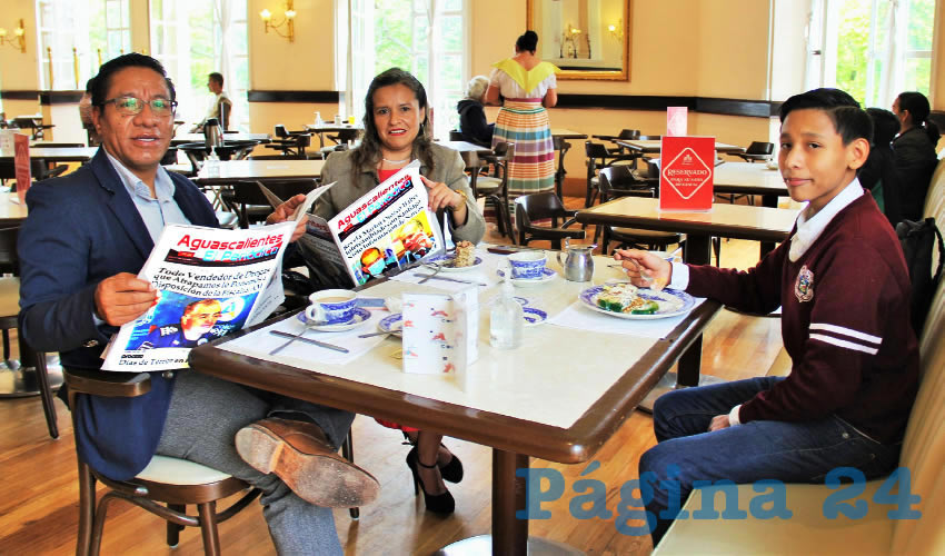 Grupo de personas desayunando.