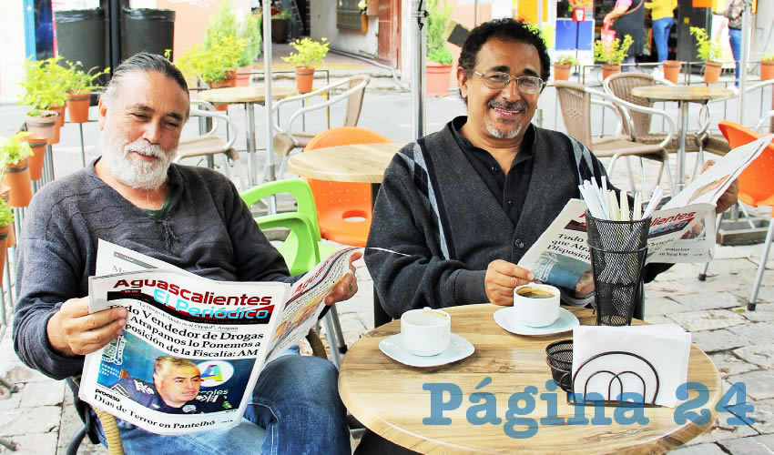Grupo de personas desayunando.