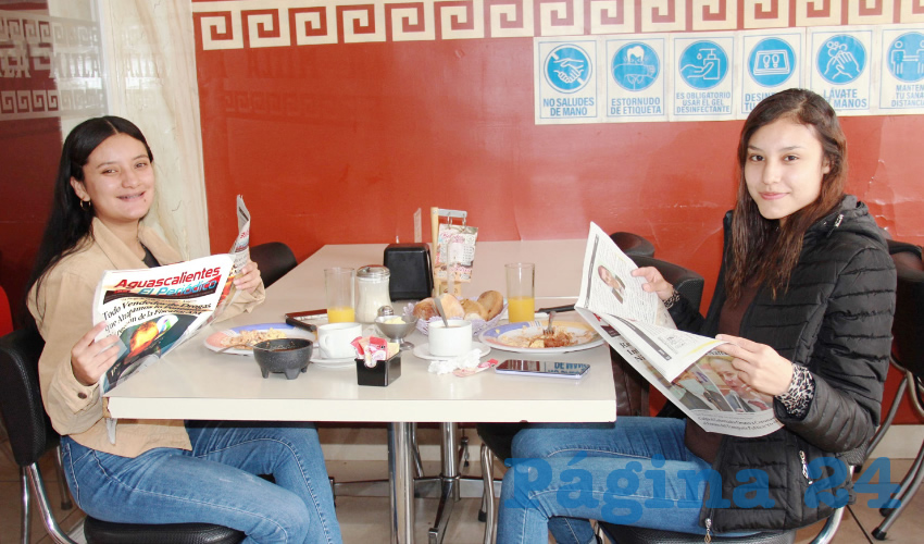 Grupo de personas desayunando.