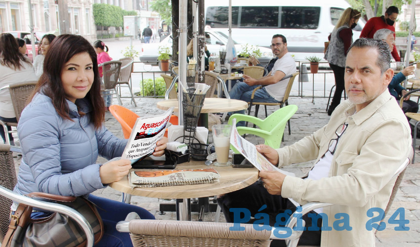 Grupo de personas desayunando.