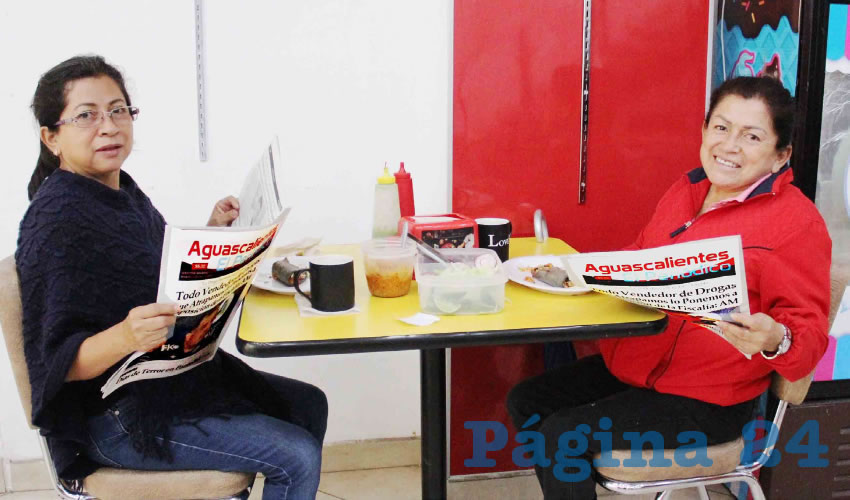 Grupo de personas desayunando.