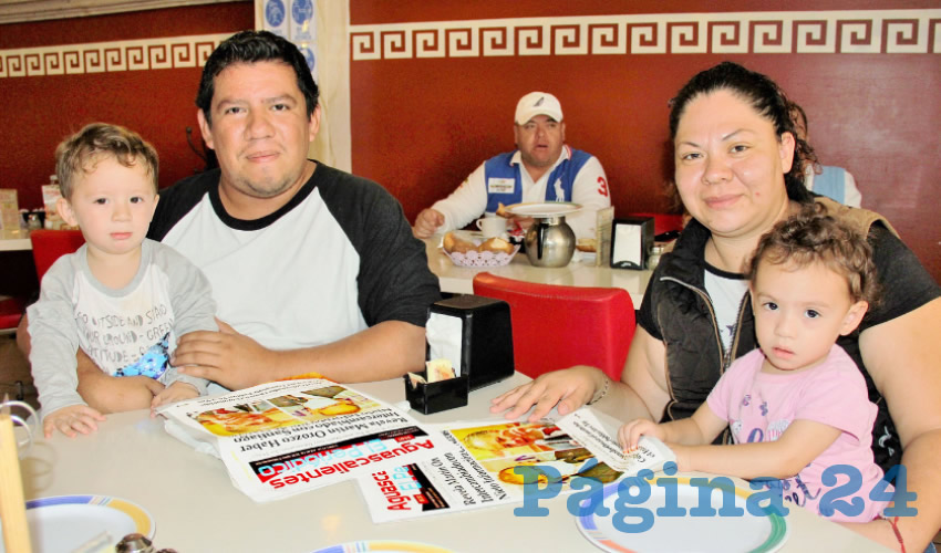 Grupo de personas desayunando.