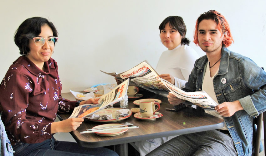 Grupo de personas desayunando.