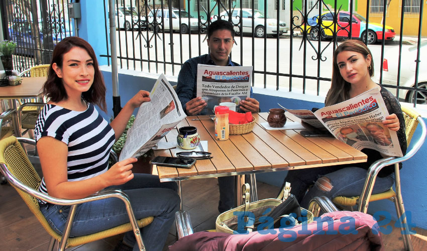 Grupo de personas desayunando.