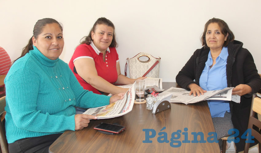 Grupo de personas desayunando.