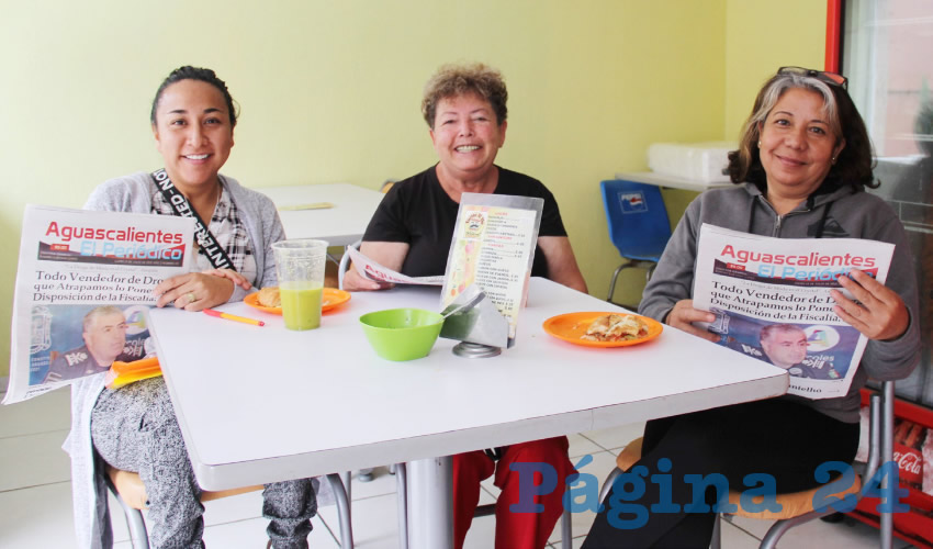 Grupo de personas desayunando.
