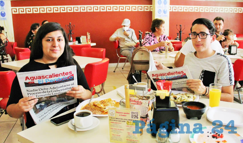 Grupo de personas desayunando.