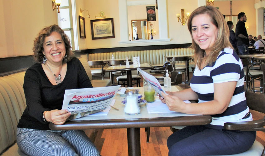 Grupo de personas desayunando.