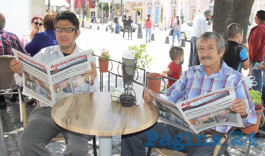 Grupo de personas desayunando.