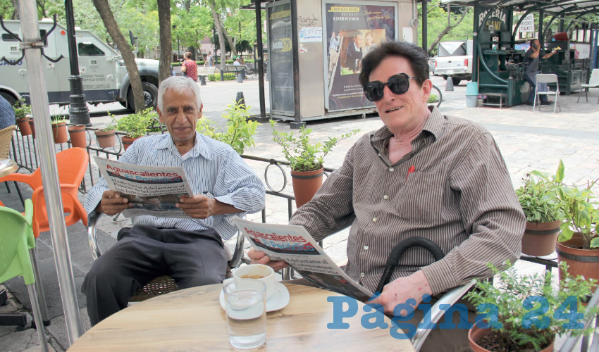Grupo de personas desayunando.