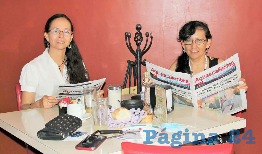 Grupo de personas desayunando.