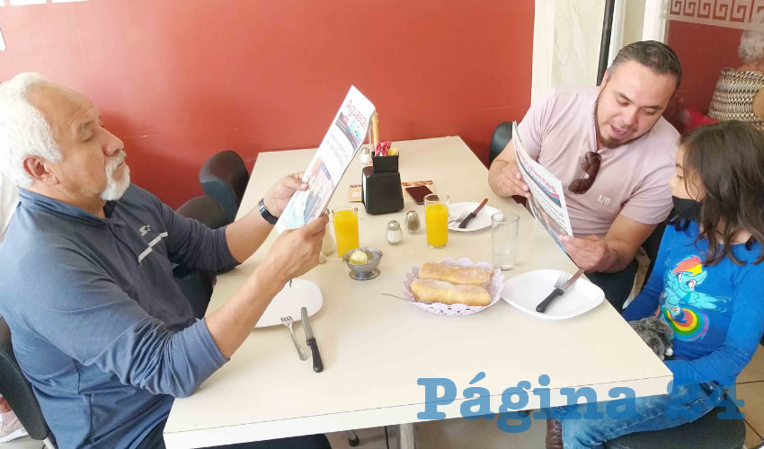 Grupo de personas desayunando.
