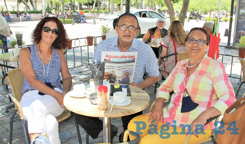 Grupo de personas desayunando.