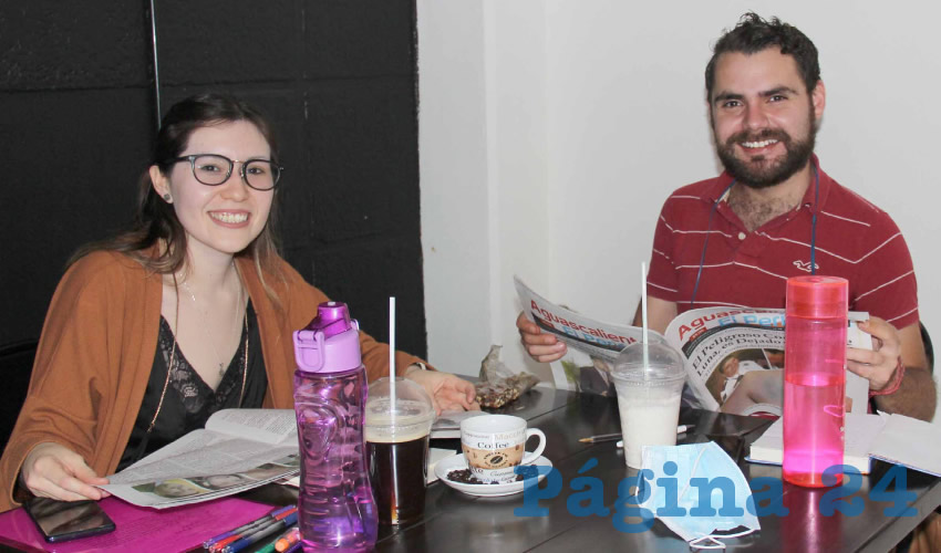 Grupo de personas desayunando.