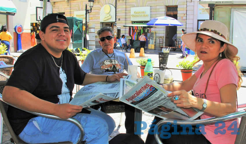 Grupo de personas desayunando.