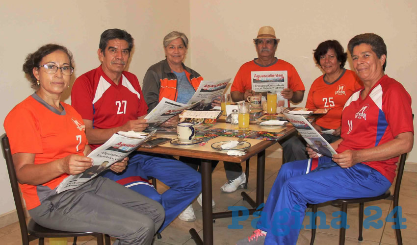 Grupo de personas desayunando.