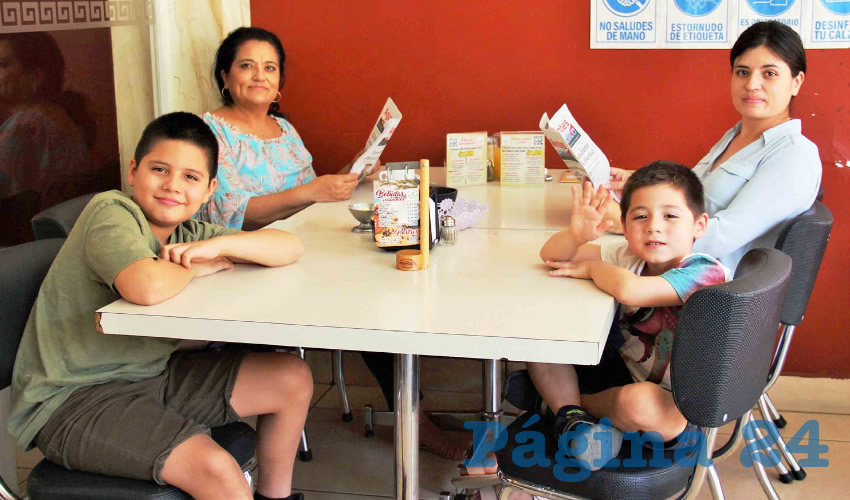 Grupo de personas desayunando.