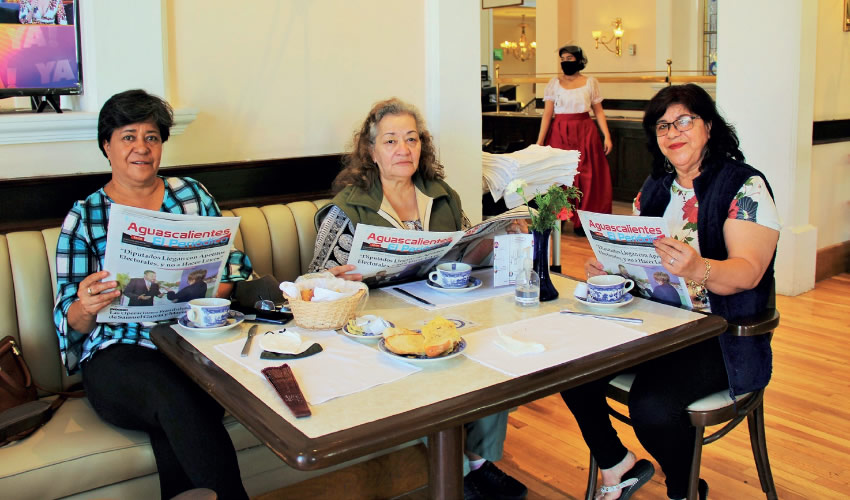 Grupo de personas desayunando.