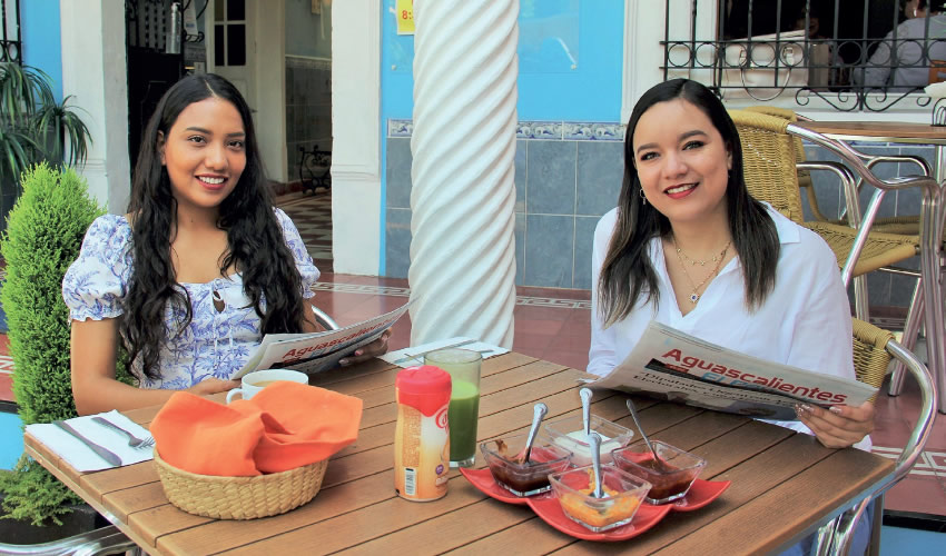 Grupo de personas desayunando.