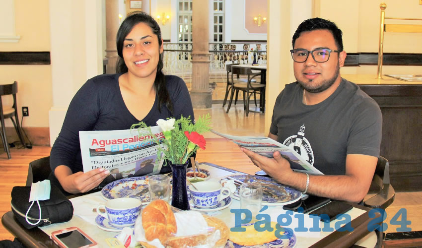 Grupo de personas desayunando.