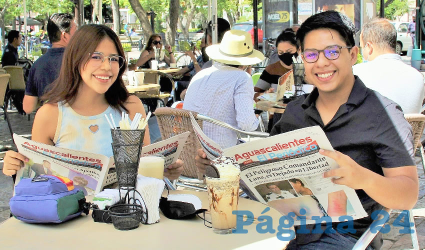 Grupo de personas desayunando.