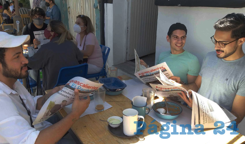Grupo de personas desayunando.
