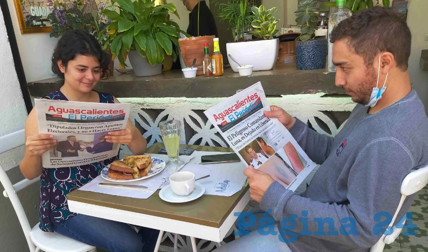 Grupo de personas desayunando.