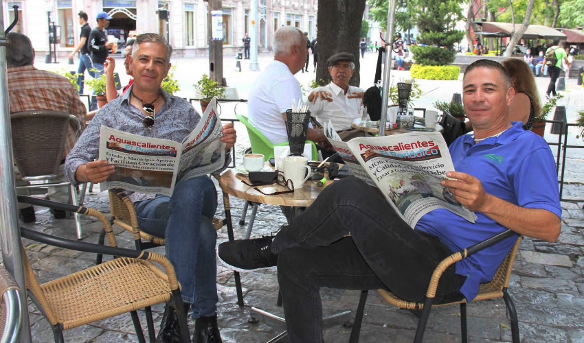 Grupo de personas desayunando.