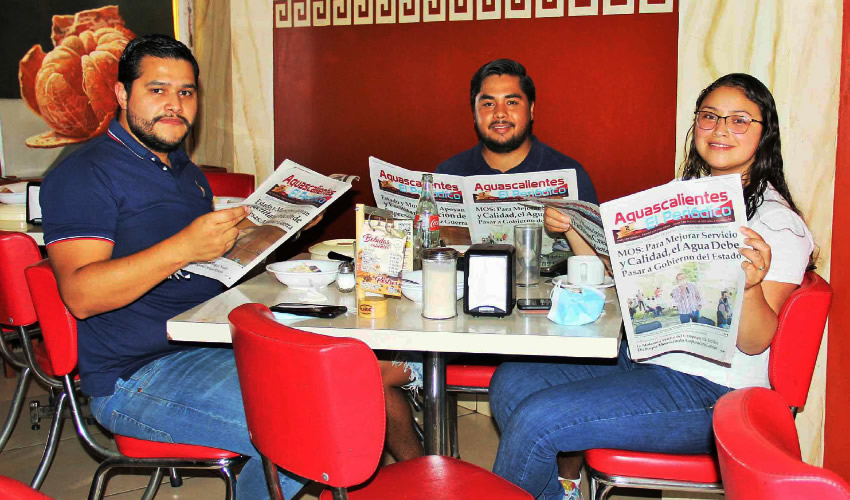 Grupo de personas desayunando.