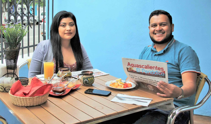 Grupo de personas desayunando.