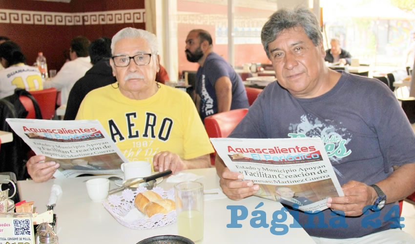Grupo de personas desayunando.