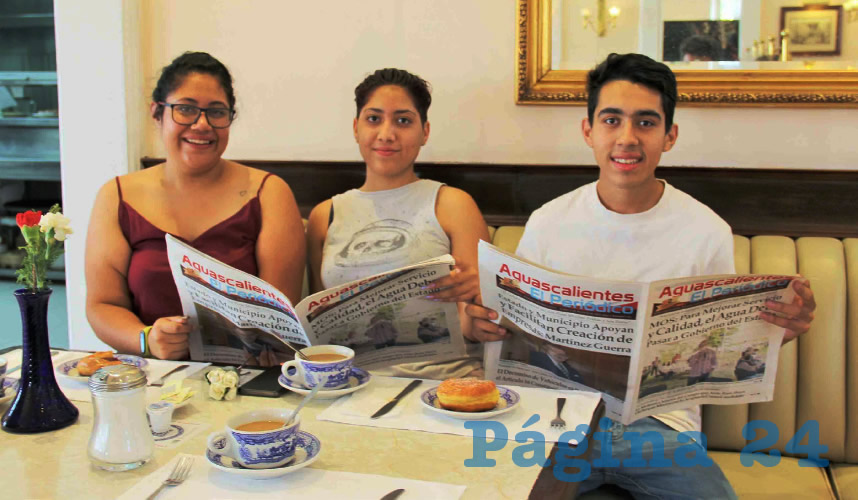 Grupo de personas desayunando.