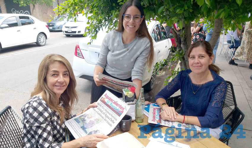 Grupo de personas desayunando.