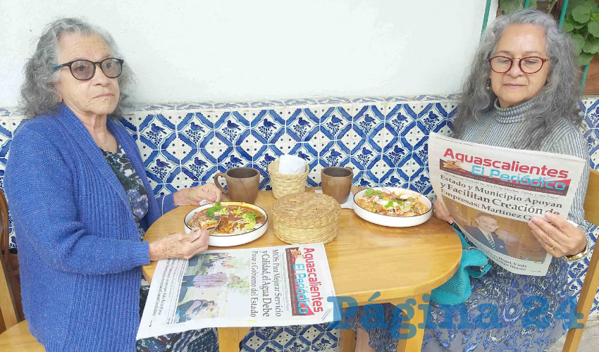 Grupo de personas desayunando.