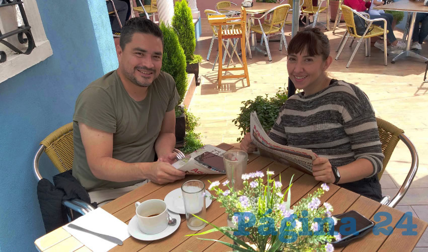 Grupo de personas desayunando.