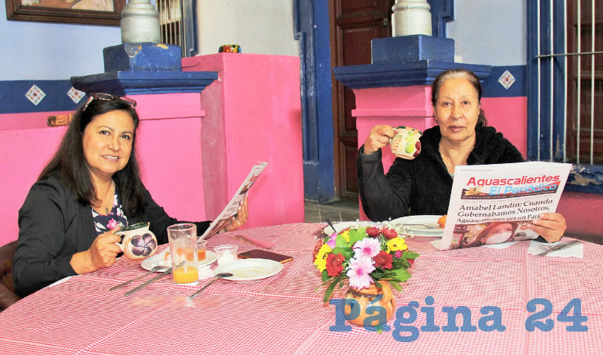 Grupo de personas desayunando.