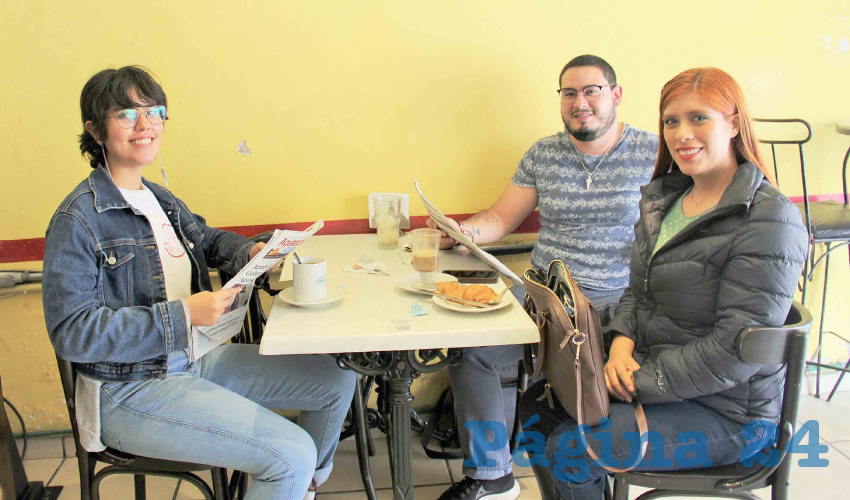 Grupo de personas desayunando.