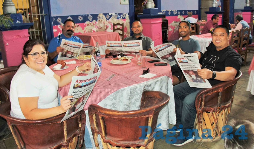 Grupo de personas desayunando.