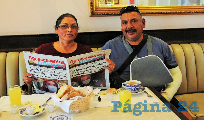 Grupo de personas desayunando.