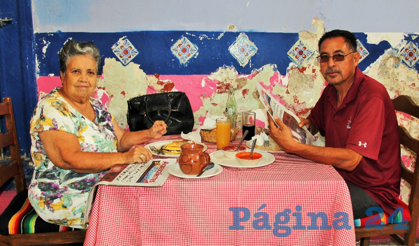 Grupo de personas desayunando.