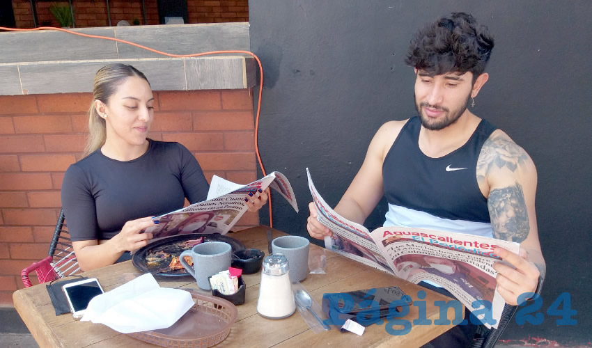Grupo de personas desayunando.